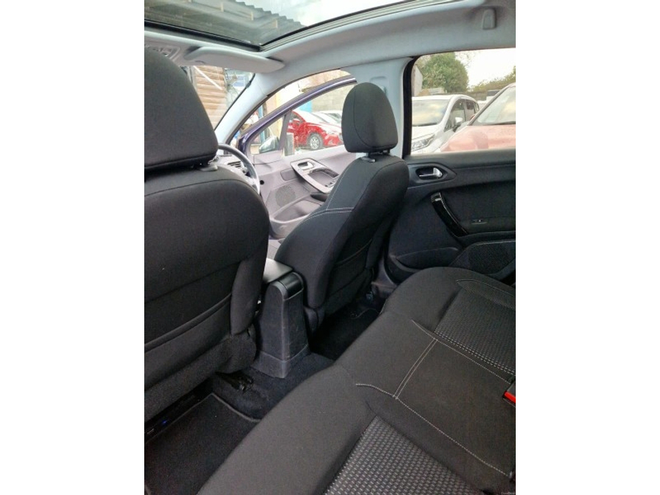 2017 Peugeot 208 1.2l Auto| Panoramic roof €10,950