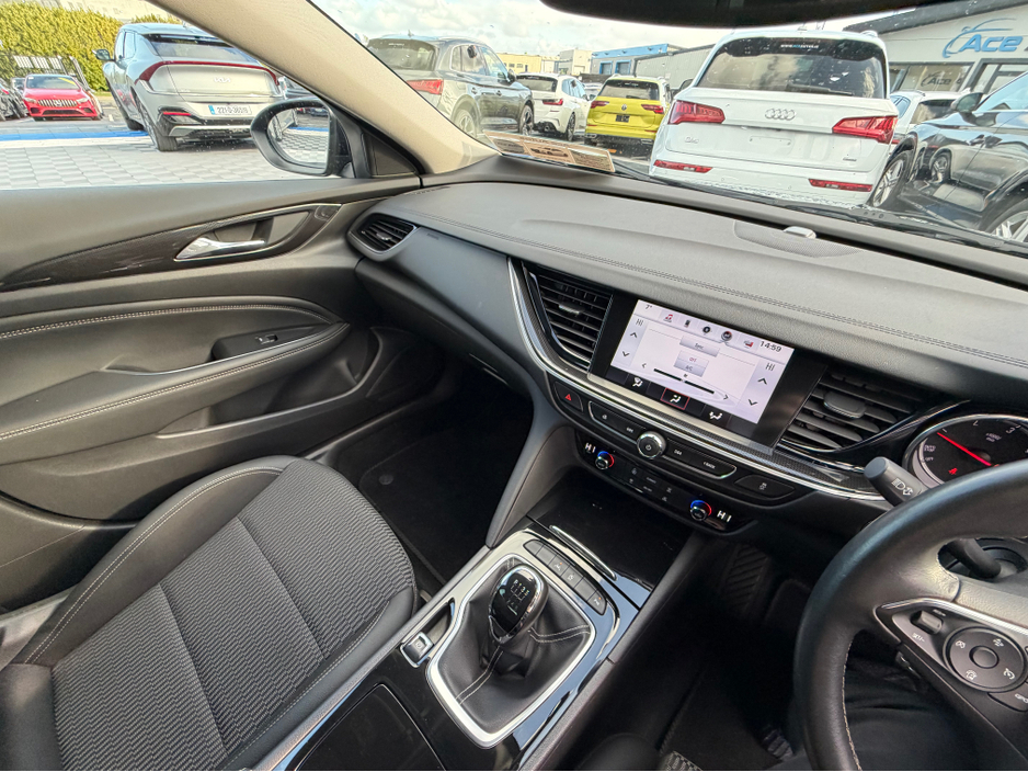 2018 Opel Insignia - image 25