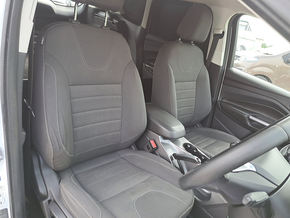 2016 Ford Kuga - image 8