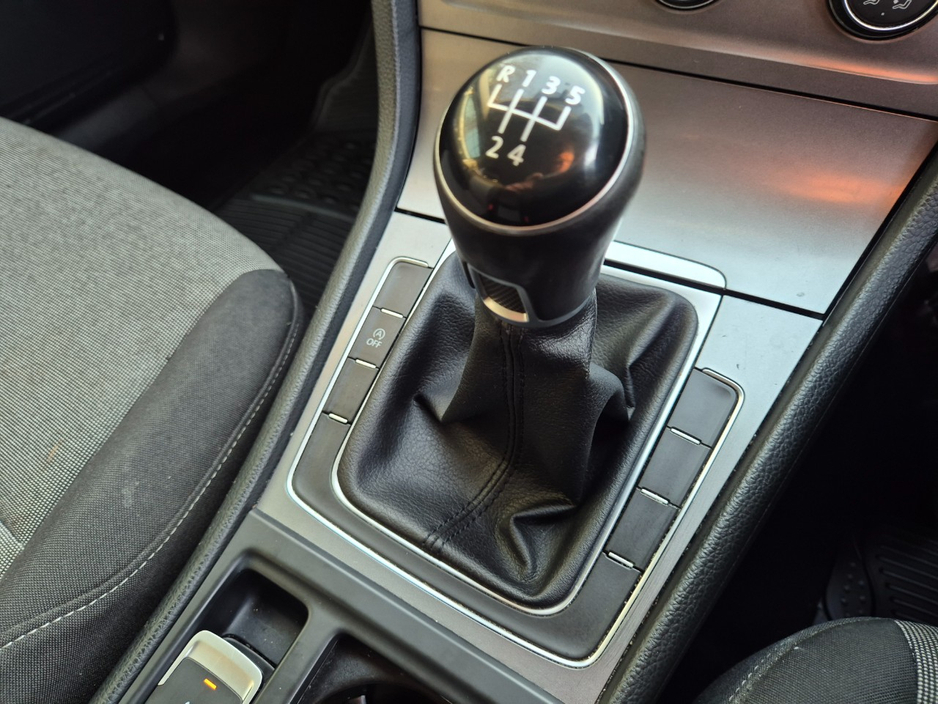 2016 Volkswagen Golf - image 13