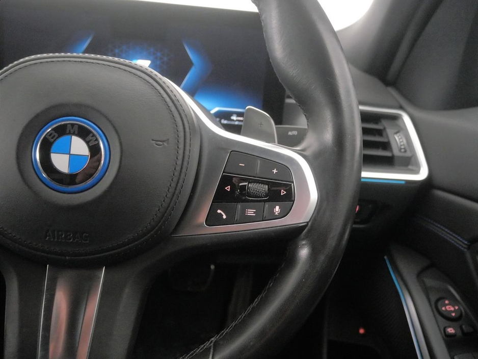 2023 BMW 3 Series - image 17