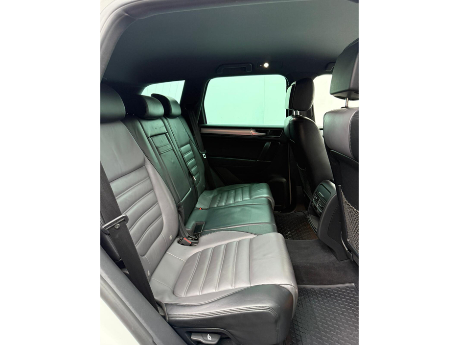 2018 Volkswagen Touareg - image 7