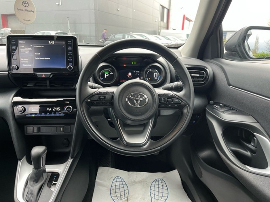 2023 Toyota Yaris Cross - image 9