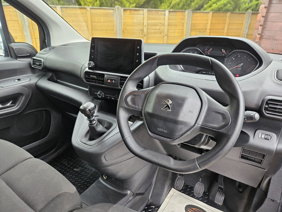 2023 Peugeot Partner - image 23