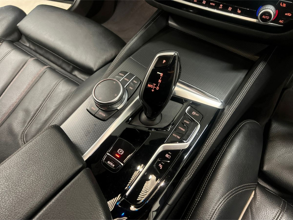 2021 BMW 5 Series - image 10