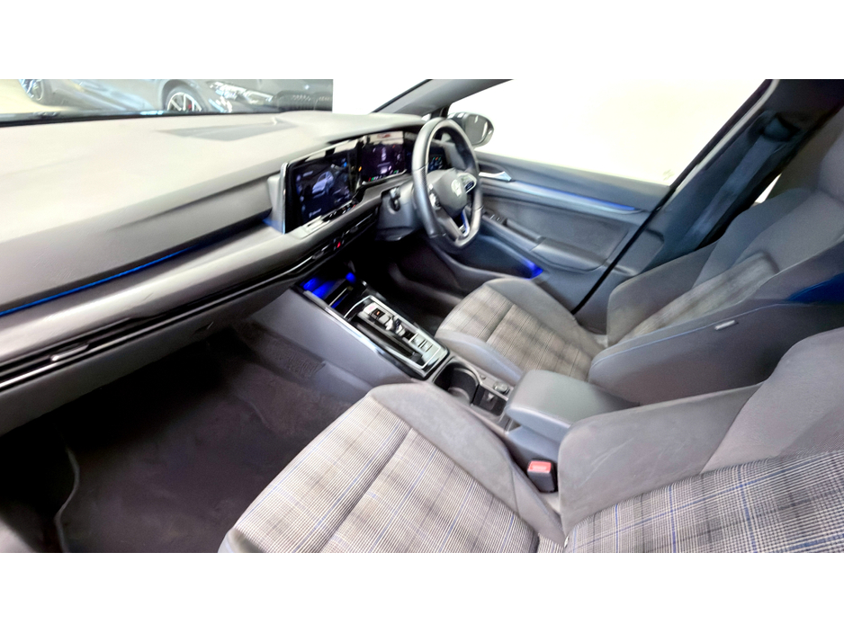 2023 Volkswagen Golf - image 12