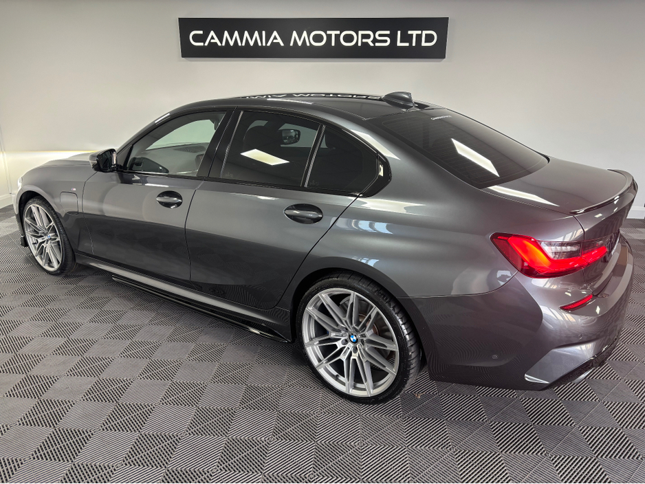 2020 BMW 3 Series - image 4