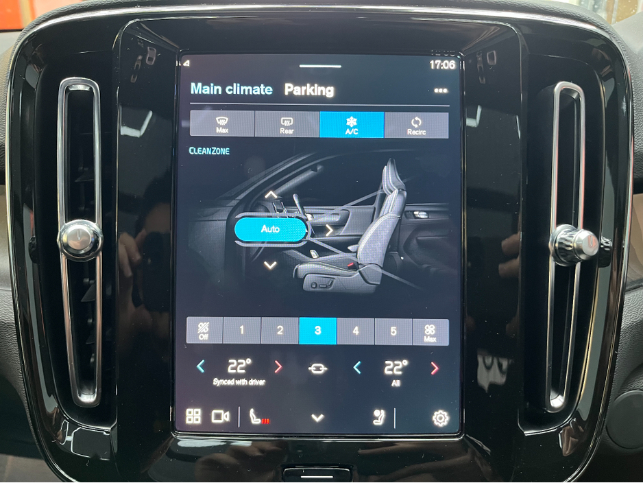 2023 Volvo XC40 - image 24