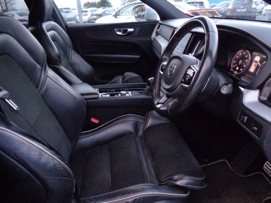 2018 Volvo XC60 - image 8