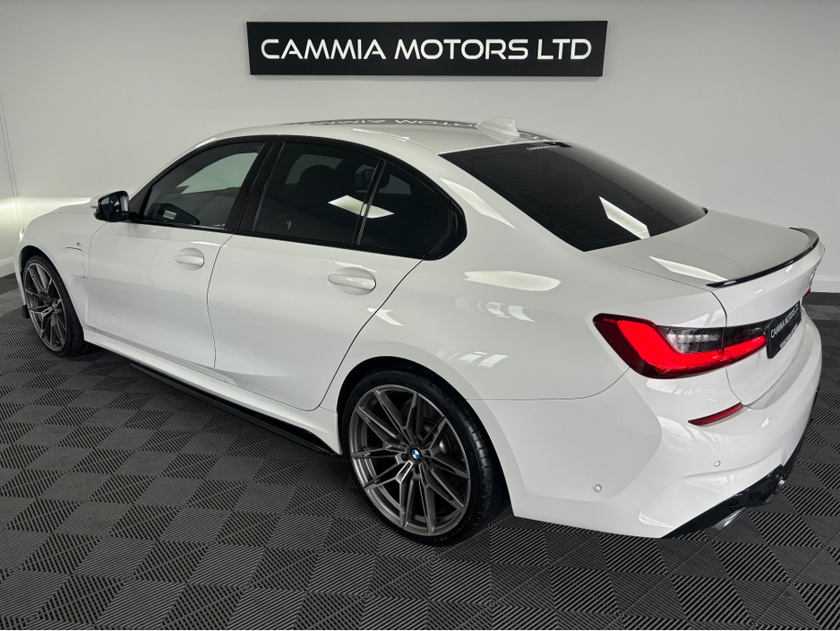 2021 BMW 3 Series - image 3