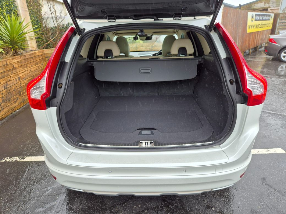 2017 Volvo XC60 - image 9