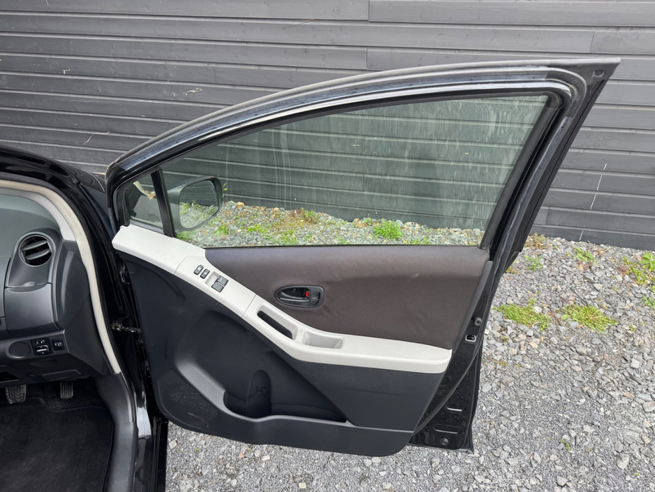 2006 Toyota Yaris - image 9