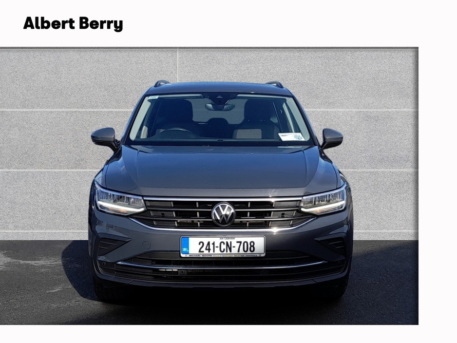 2024 Volkswagen Tiguan - image 2