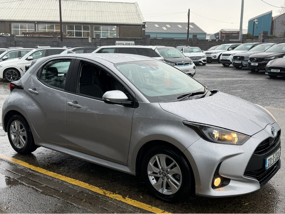 2023 Toyota Yaris 1.5 HYBRID LUNA..rear camera..warranty includedd €16,950