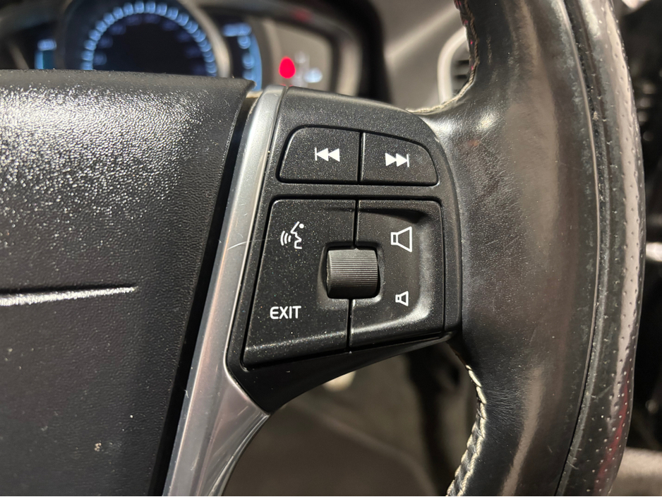 2016 Volvo XC60 - image 14