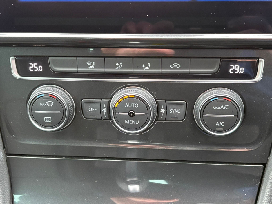 2018 Volkswagen Golf COMFORTLINE 1.2 AUTOMATIC * REAR VIEW CAMERA, AUTO LIGHTS, ADAPTIVE CRUISE CONTROL, POWERED FOLDING HEATED MIRRORS, LUMBAR SUPPORT, 2 KEYS, TOUCH SCREEN RADIO, MULTIFUNCTION STEERING WHEEL* €18,950