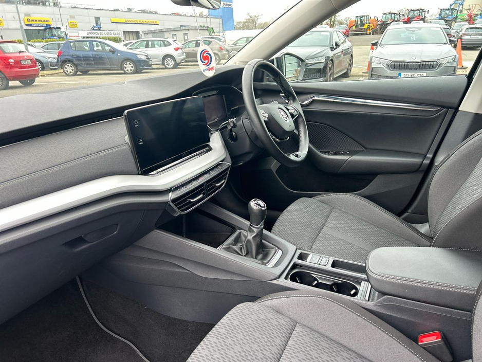 2023 Skoda Octavia - image 2