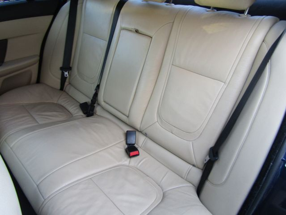 2014 Jaguar XF - image 19