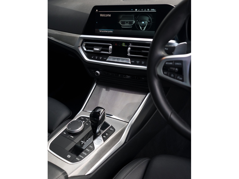 2022 BMW 3 Series - image 8