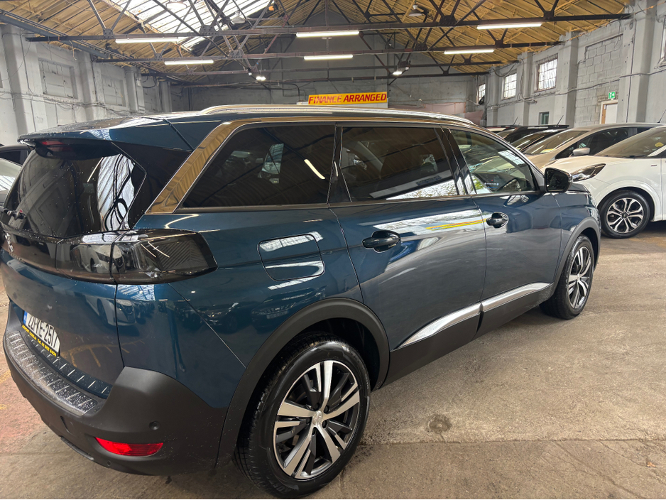 2022 Peugeot 5008 - image 11