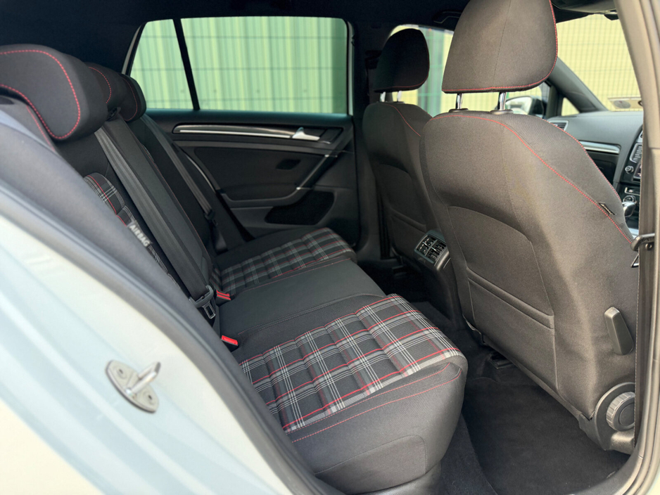 2016 Volkswagen Golf - image 10