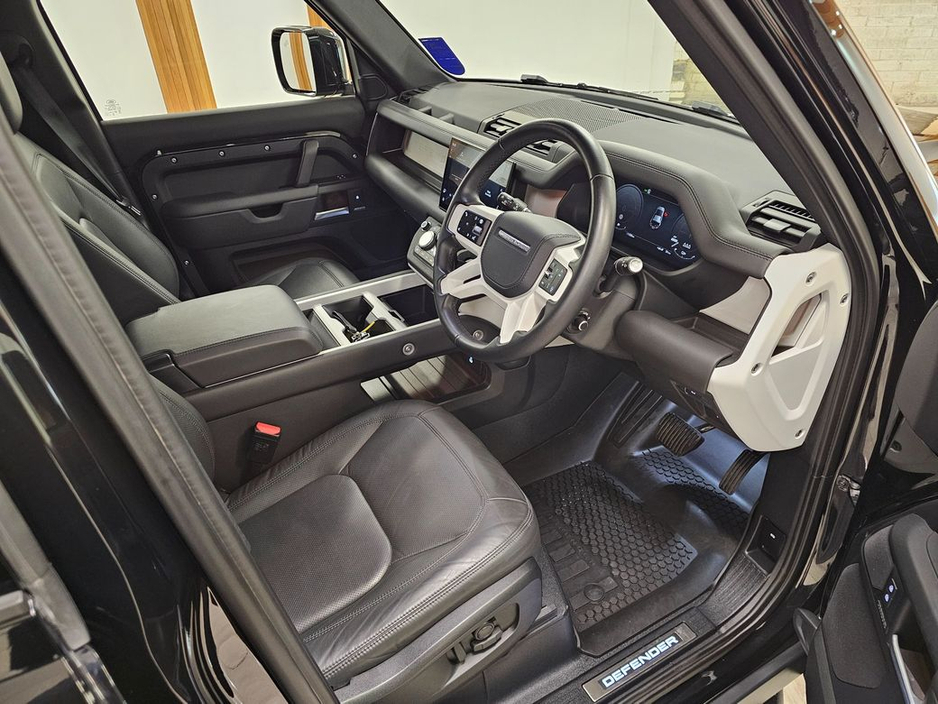 2025 Land Rover Defender - image 9