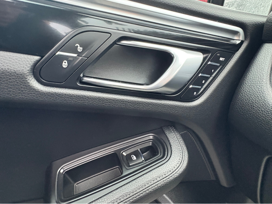 2017 Porsche Macan - image 19