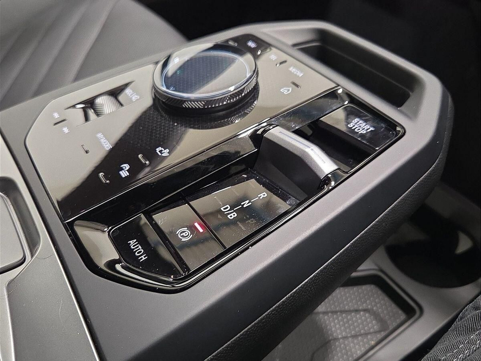 2025 BMW iX - image 10