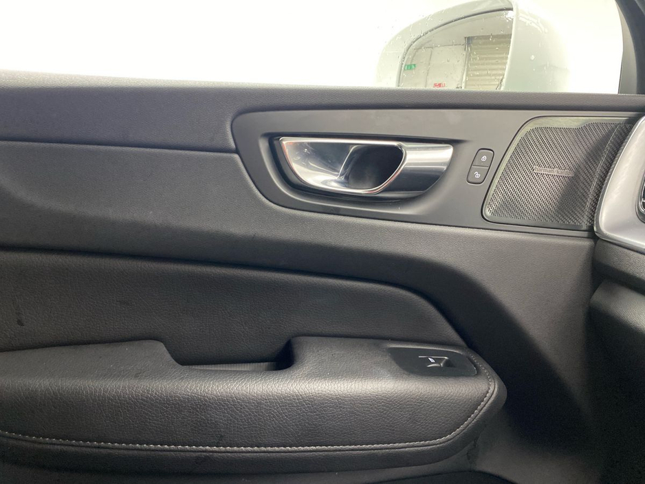 2020 Volvo XC60 - image 11