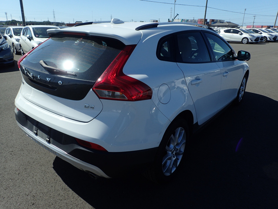 2018 Volvo V40 Cross Country 2.0 D4 CROSS COUNTRY SE LUXURY DIESEL 190 BHP AUTOMATIC // FULL LEATHER ELECTRIC SEATS // REVERSING CAMERA // CRUISE CONTROL // LANE ASSIST // FULL HARMAN KARDON SURROUND SOUND SYSTEM // TOP SPEC €17,950
