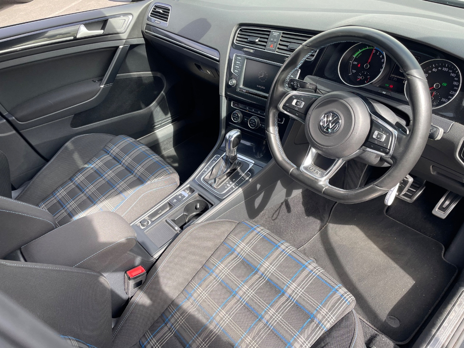 2015 Volkswagen Golf - image 20