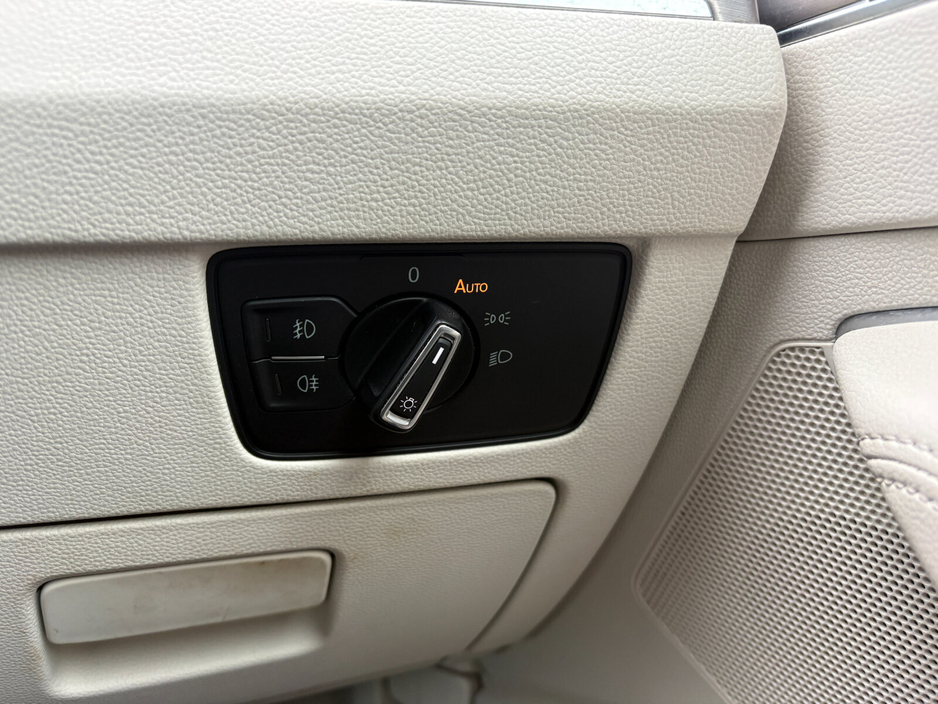 2018 Volkswagen Passat - image 3