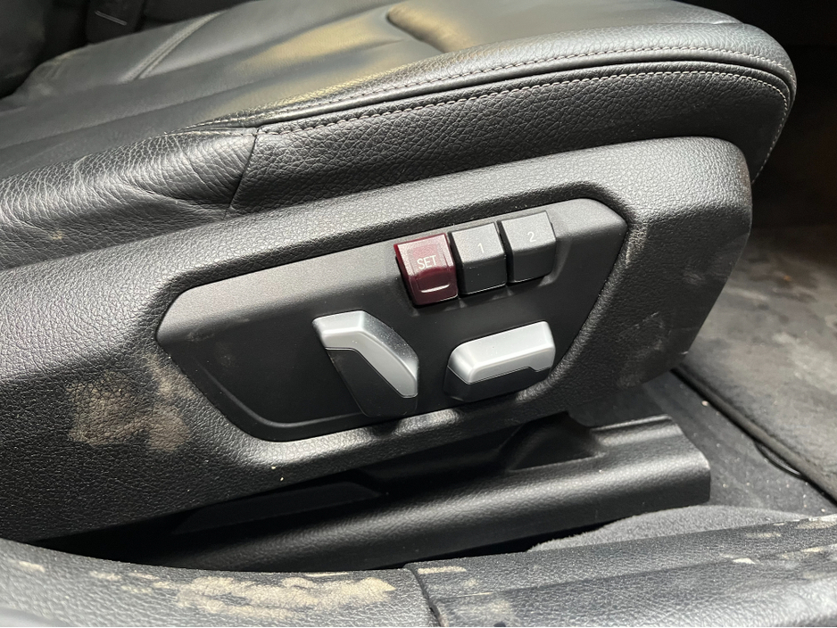 2016 BMW 3 Series - image 9