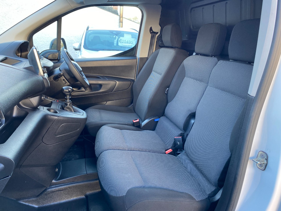 2022 Peugeot Partner - image 7