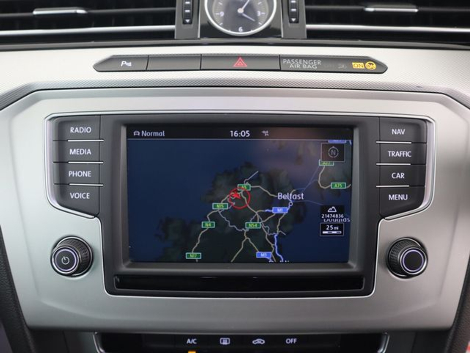 2016 Volkswagen Passat - image 11