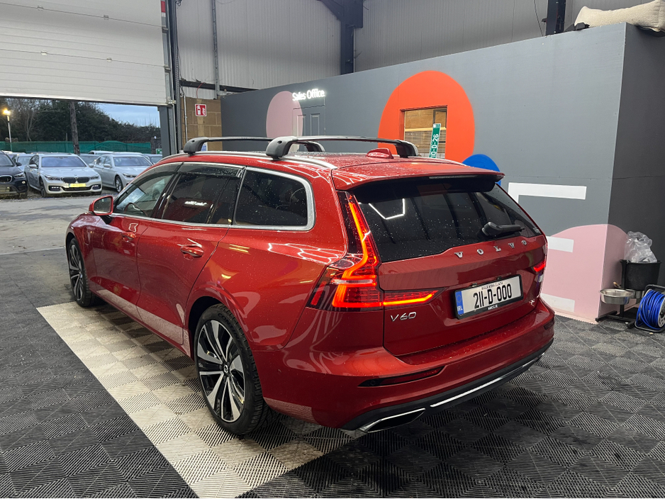 2021 Volvo V60 - image 4