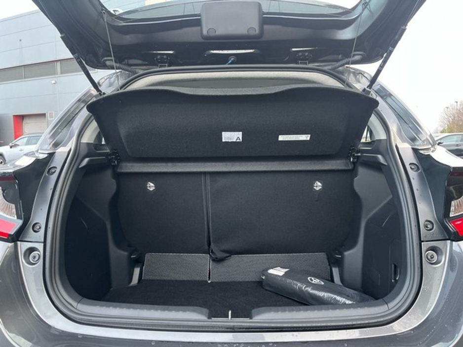 2023 Toyota Yaris YARIS LUNA HYBRID €23,950