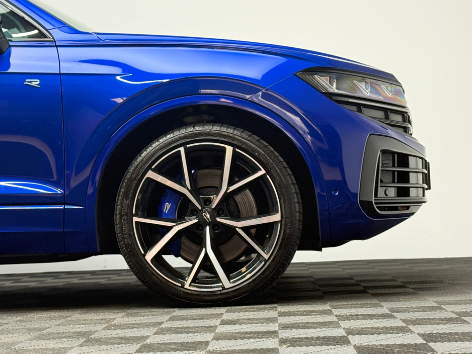 2025 Volkswagen Touareg - image 9