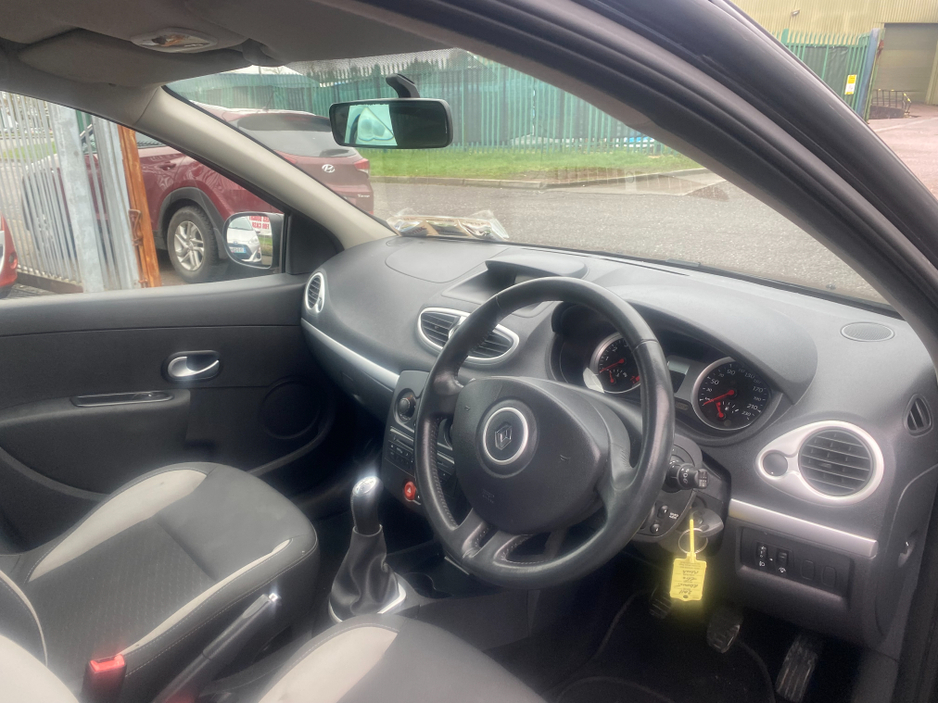 2011 Renault Clio - image 12