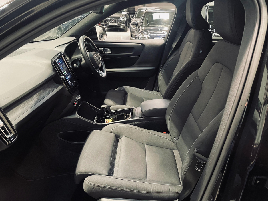 2023 Volvo XC40 - image 13