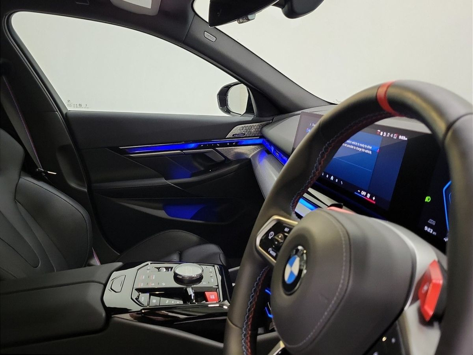 2025 BMW M5 M5 Phev Auto Entry 4.4 727 xDrive 22.1 kWh PHEV 197BHP /145 kw Step-tronic Auto Start/Stop
