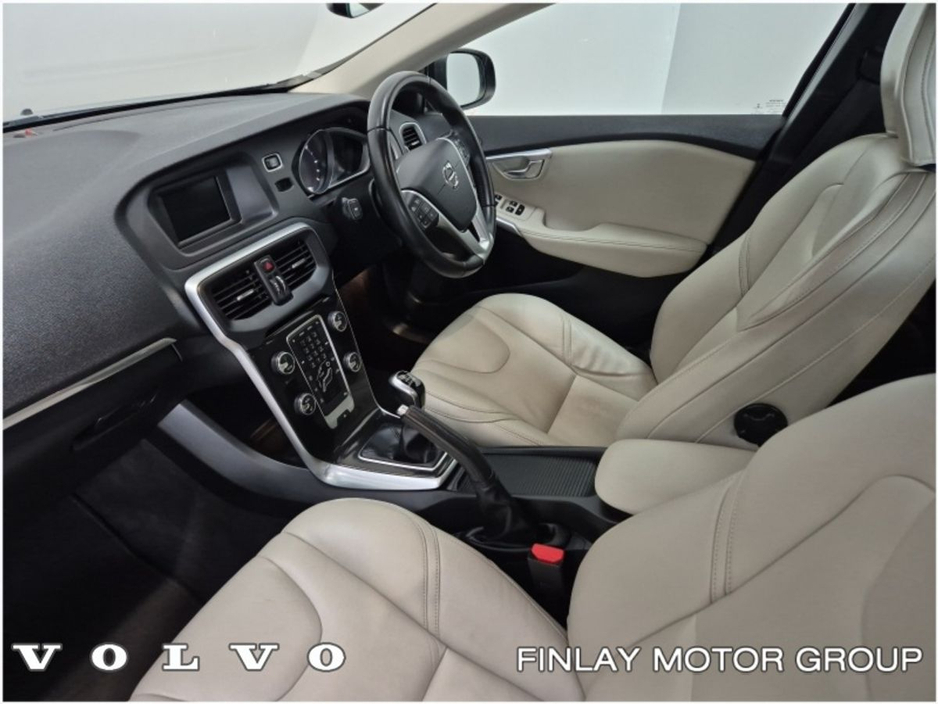 2019 Volvo V40 - image 4