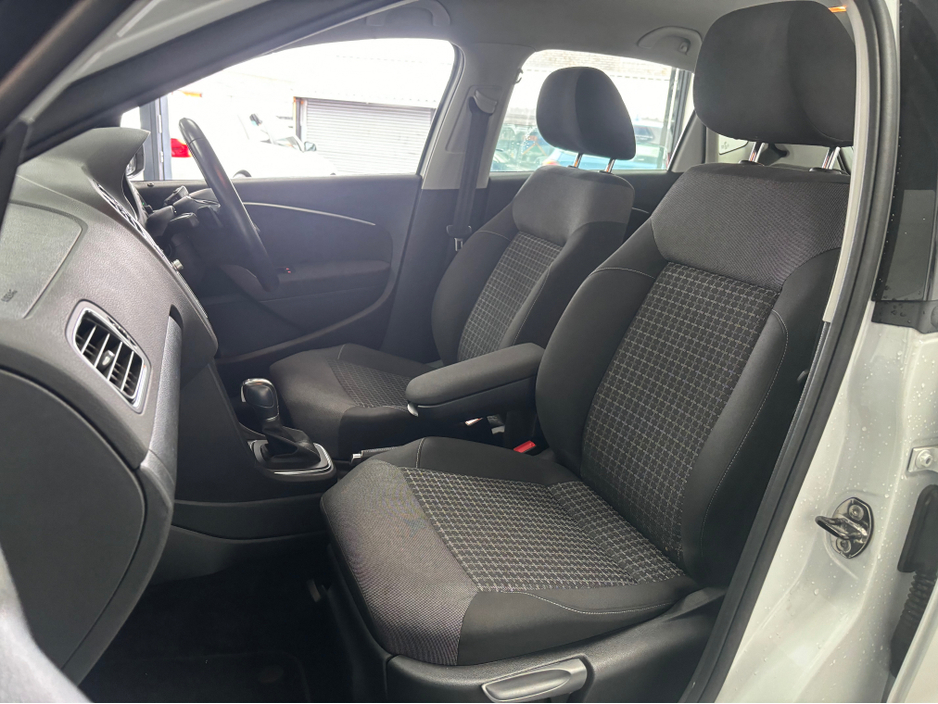 2015 Volkswagen Polo - image 15