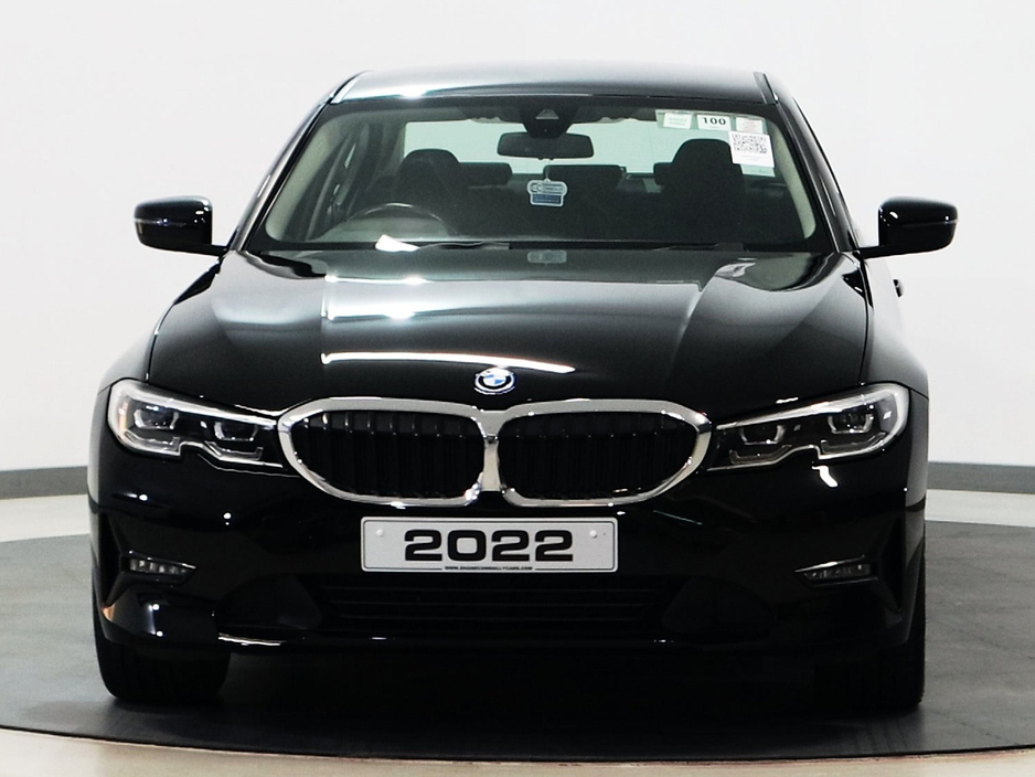 2022 BMW 3 Series - image 9