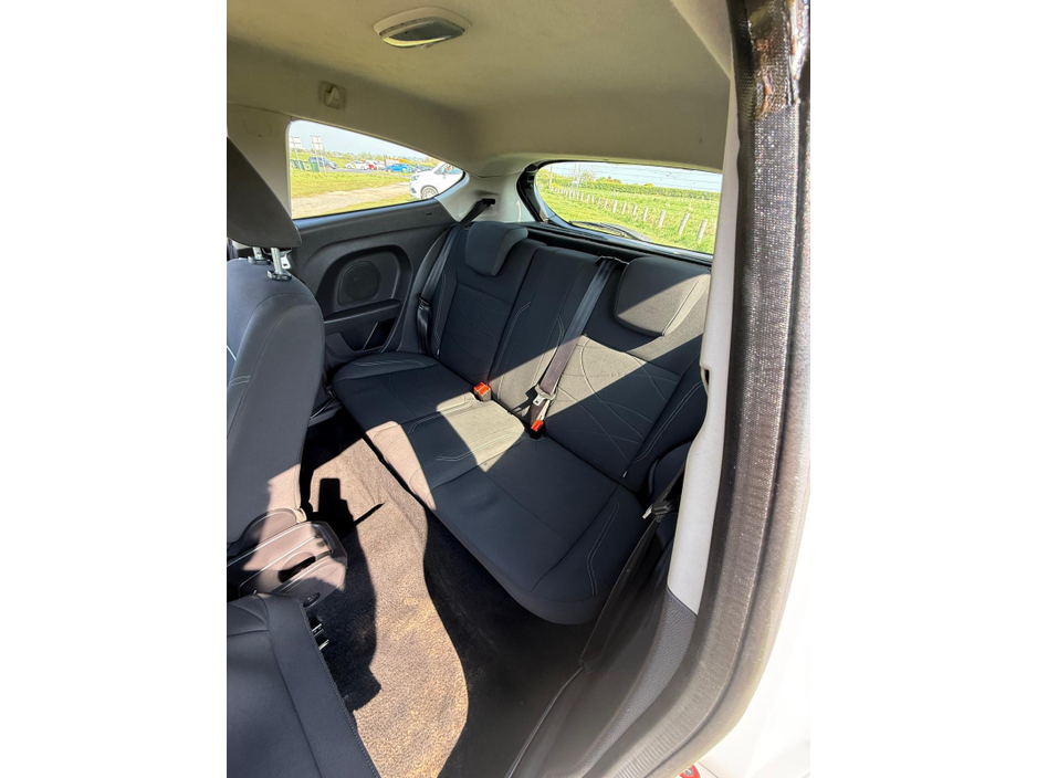 2013 Ford Fiesta - image 8