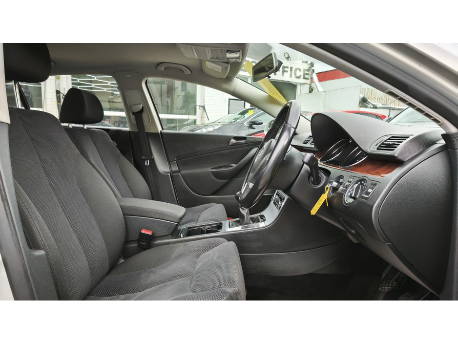 2010 Volkswagen Passat - image 12