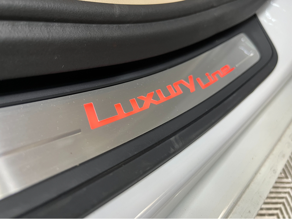 2017 BMW 5 Series - image 9