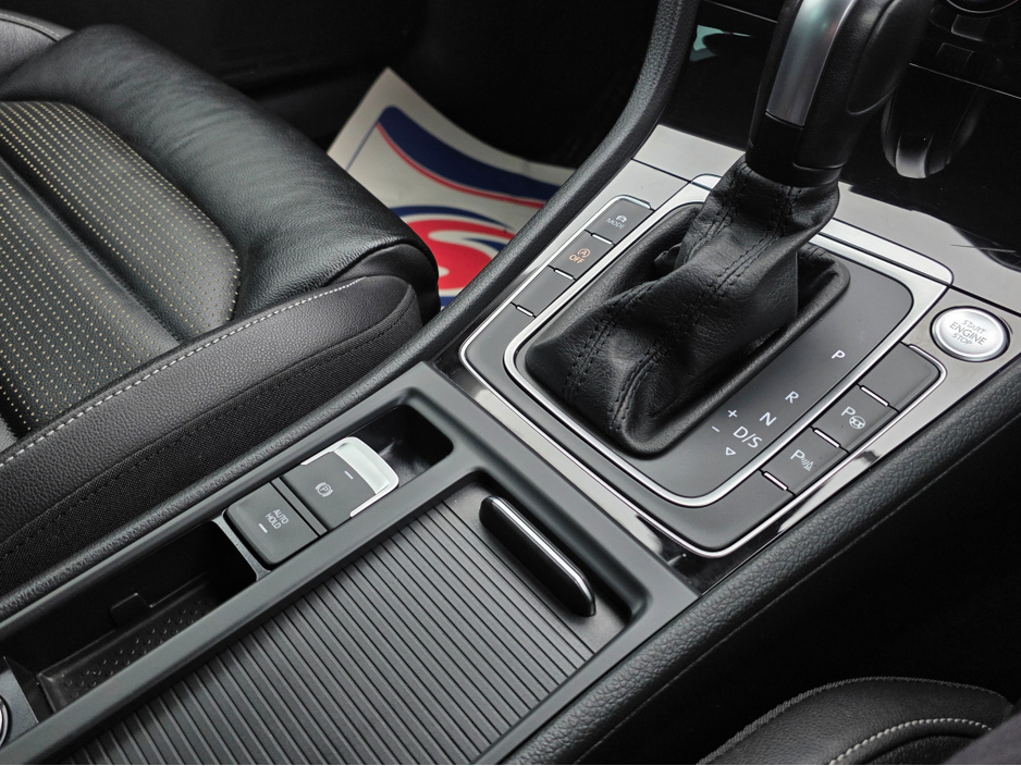 2019 Volkswagen Golf ( 192 REG ) HIGHLINE FULL LEATHER SEATS HEATED ELECTRIC SEATS SAT NAV PACK - VIRTUAL CLOCKS -REVERSE CAMERA - NAVIGATION - CARPLAY - ANDROID AUTO- BLIND SPOT REAR TRAFFIC ASSIST - DISCOVER PRO €22,950