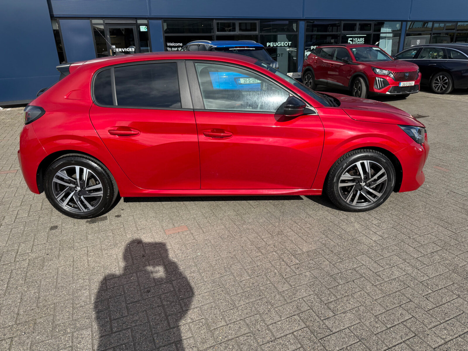 2023 Peugeot 208 - image 3