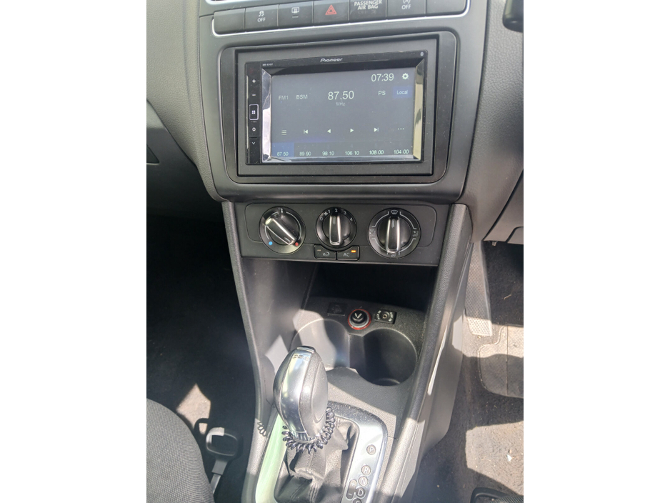 2012 Volkswagen Polo - image 8